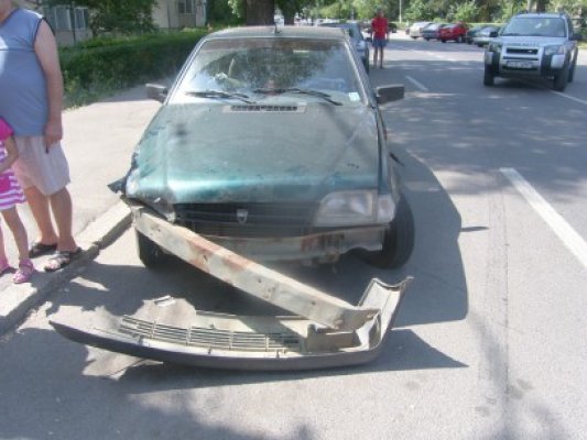 Carambol pe şoseaua Mangaliei: un taximetru a întors pe linia continuă